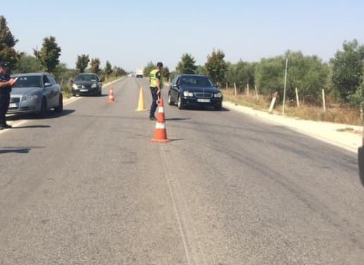 Makina përplas 60 vjeçaren dhe një të mitur në aksin Elbasan-Librazhd
