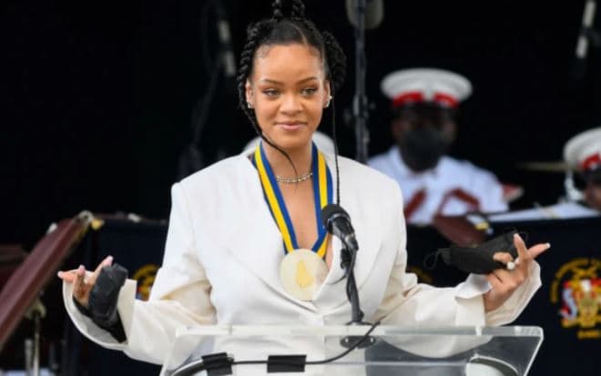 Rihanna mohon thashethemet e shtatzënisë