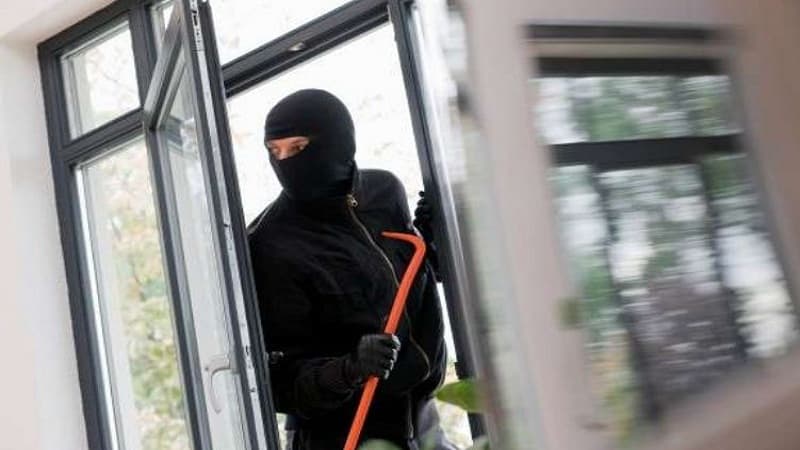 U dëmtua teksa vidhte një banesë, i riu nga Lezha arrestohet në spital