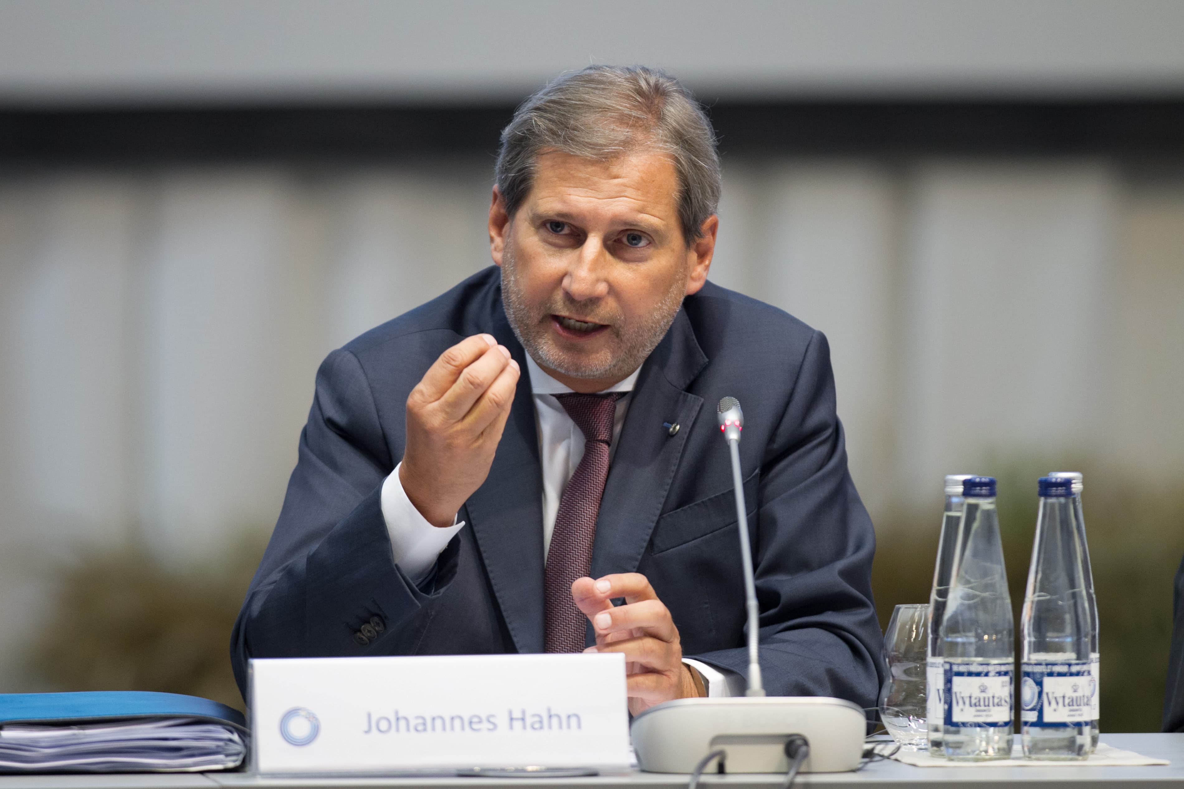 Komisioneri austriak i BE Johannes Hahn akuzohet për korrupsion