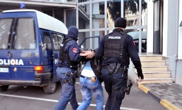 Lëvizte me armë zjarri me vete, arrestohet 28-vjeçari në Durrës