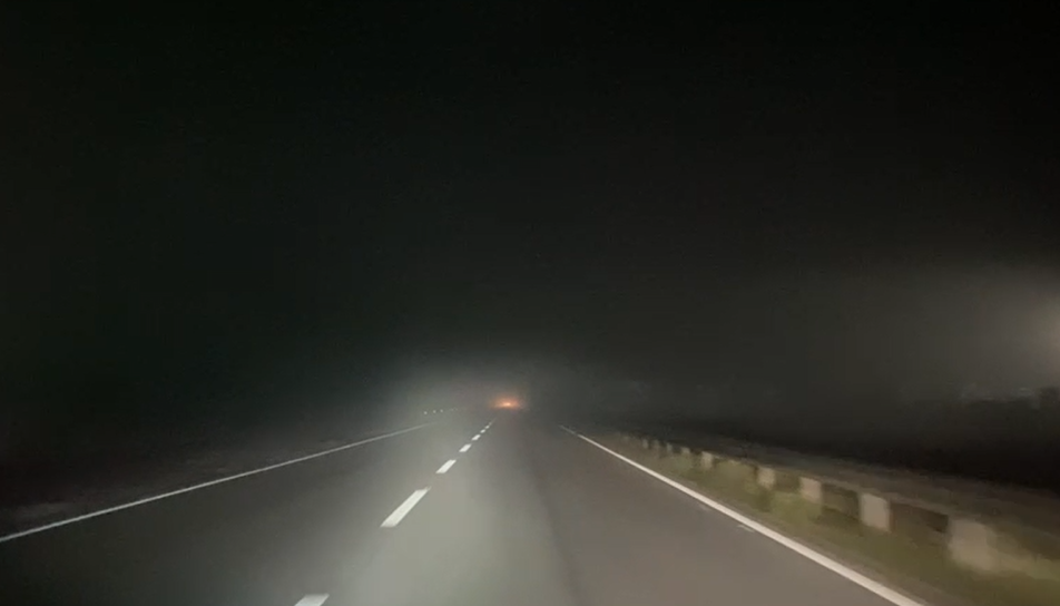 Mjegulla mbulon Krujën dhe Kurbinin, vështirësi në qarkullimin e mjeteve (VIDEO)
