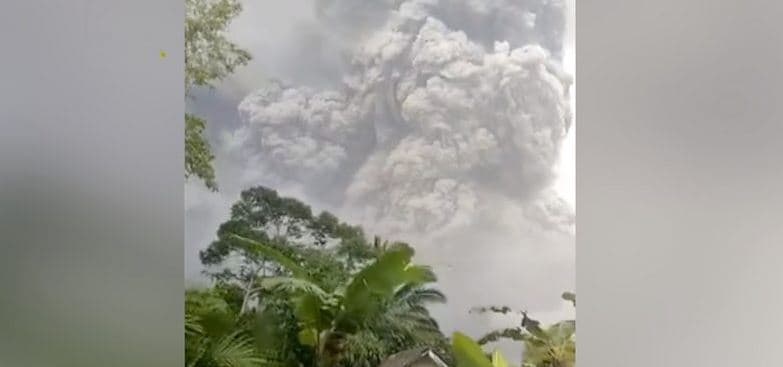 Shpërthen vullkani në Indonezi, hiri “pushton” ishullin (VIDEO)