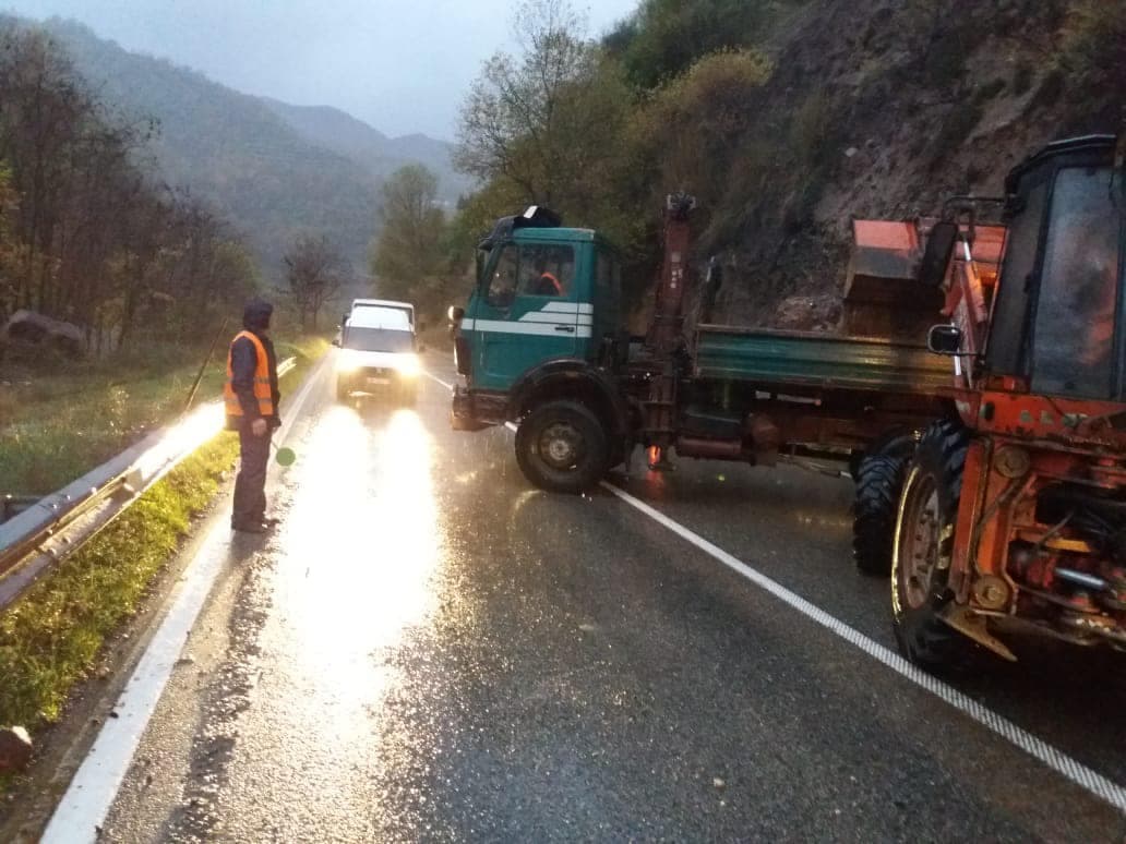 Gjendja e rrugëve/ Apelon ARRSH: Udhëtoni me kujdes në ditët me shi
