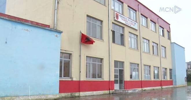 Reshjet përmbytin oborrin e shkollës së Domjes/ Nëndrejtori Memishaj: Problem është edhe çarja e tarracës (VIDEO)