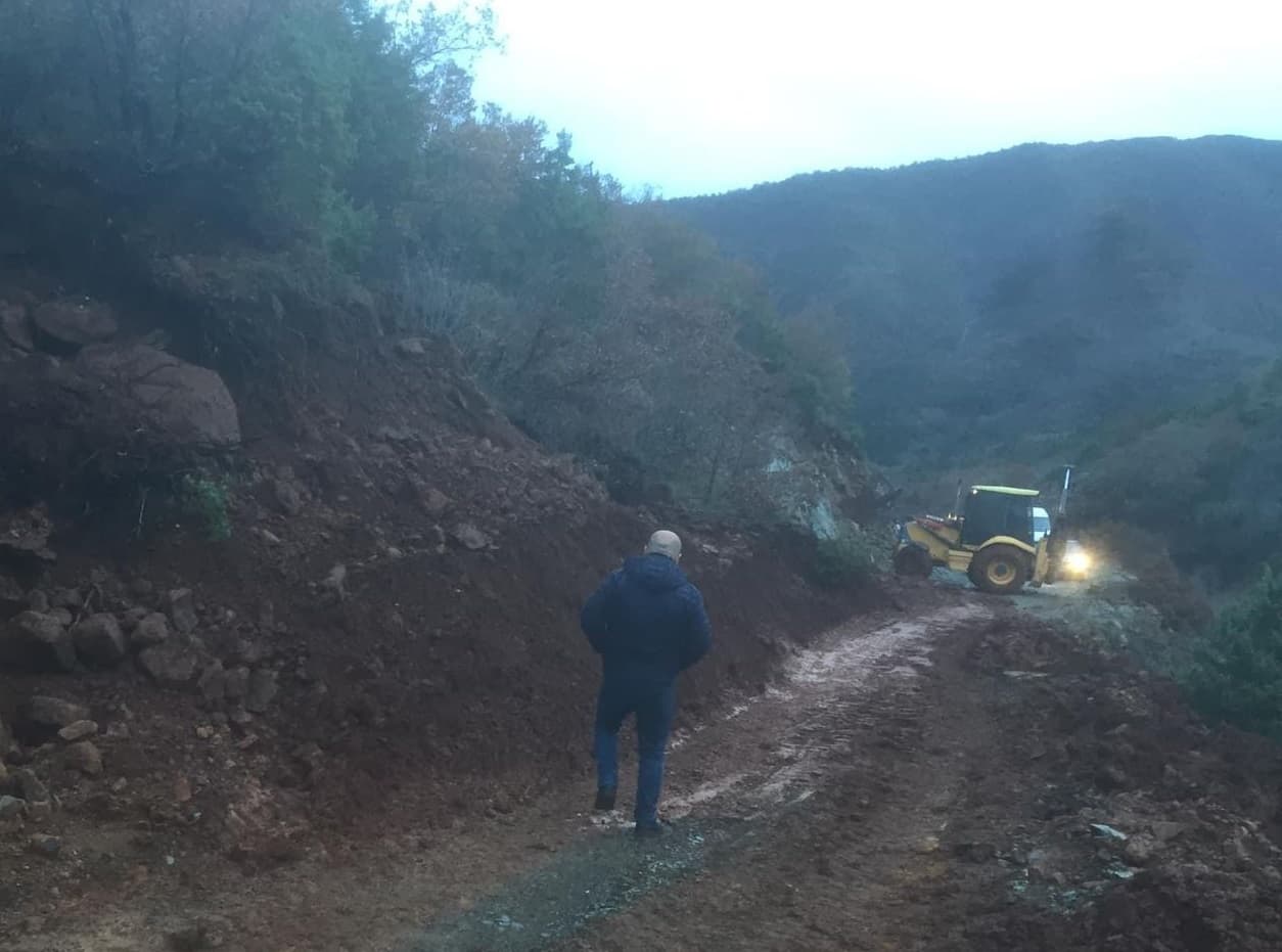  Bllokohen nga shembja e gurëve dhe dherave nëntë fshatra që lidhen me Lezhën