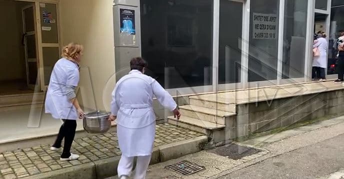 Përfshihet nga flakët një çerdhe në Fier (VIDEO)