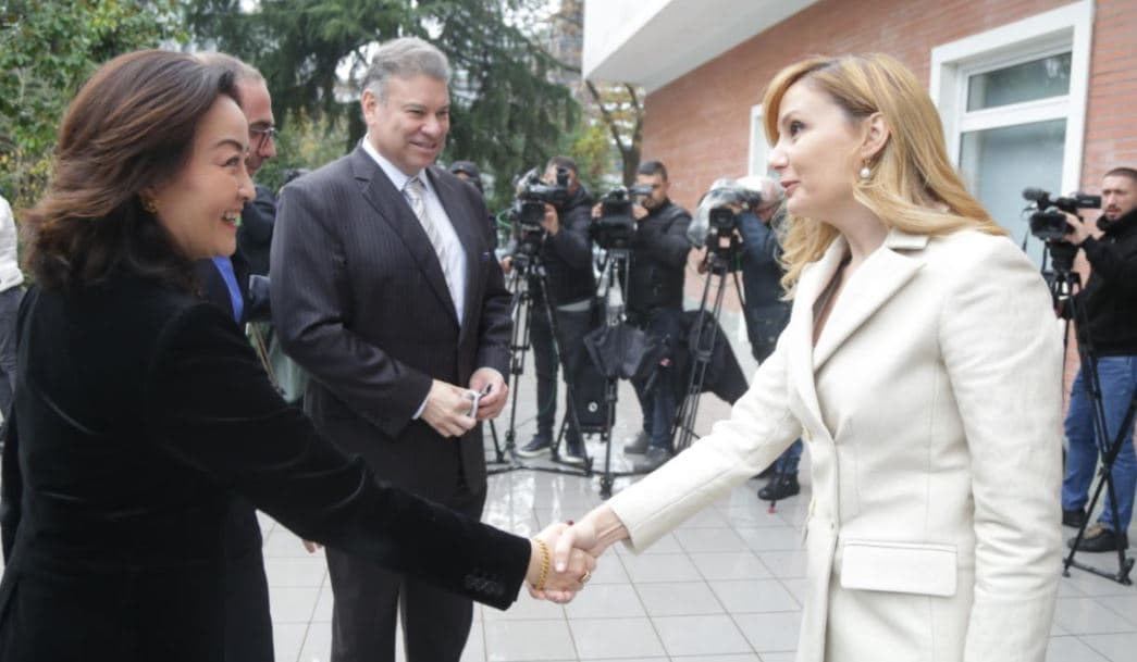 Gabriel Escobar mbërrin në selinë e Partisë Demokratike, shoqërohet nga Yuri Kim