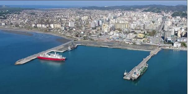 Trageti i linjës Vlorë-Brindisi nuk ankorohet në port, shkak moti i keq