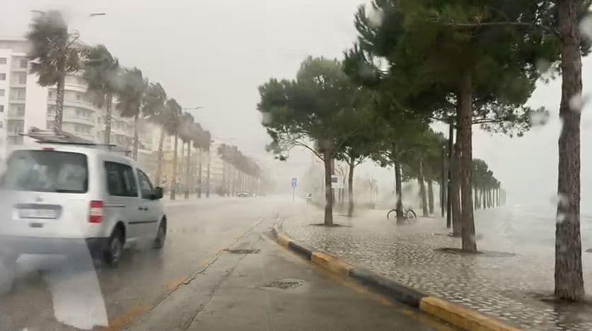 Moti i keq, 118 pasagjerët në tragetin e linjës Vlorë-Brindisi ende në det (VIDEO)