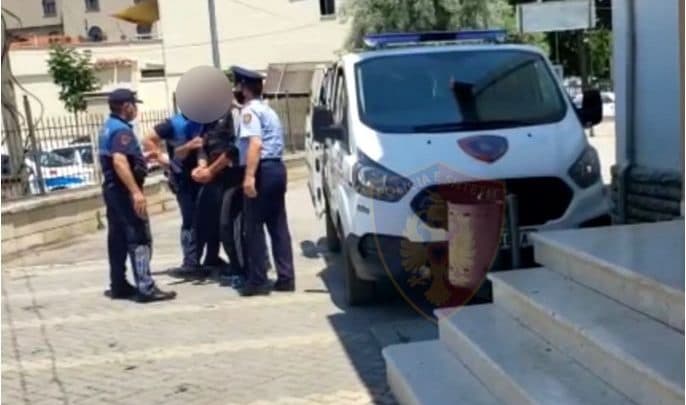 Transportonte tre emigrantë drejt Morinës/ Arrestohet 21 vjeçari nga Tirana