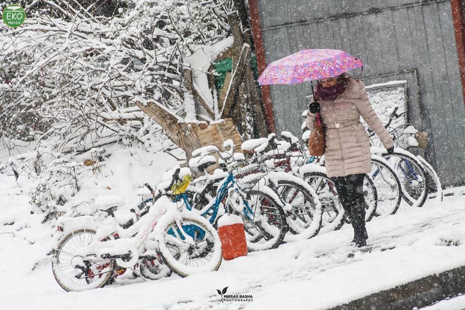 Dëborë mbi një metër dhe ndërprerje energjie, situata në Qarkun e Shkodrës