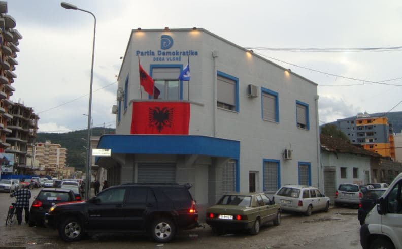 215 delegatë të Vlorës firmosin për Kuvendin e 11 Dhjetorit, Deromemaj: Basha do shkarkohet (VIDEO)