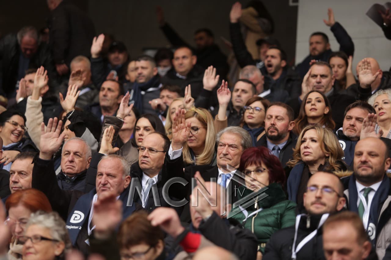 Zhbëhen strukturat drejtuese dhe Kuvendi i 18 dhjetorit/ Azem Hajdari shpallet kryetar nderi i PD
