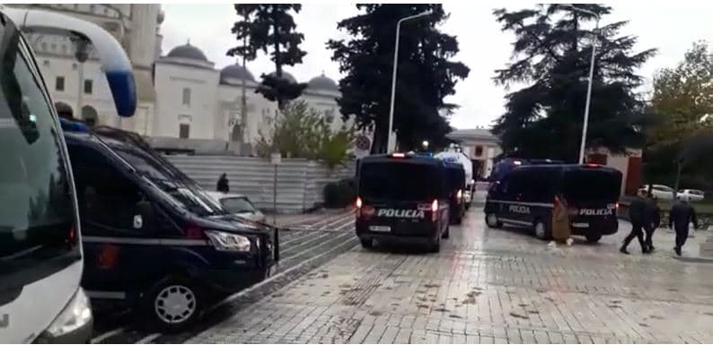  Pas votimit për shkarkimin e Bashës/ Policia rrethon selinë e PD-së