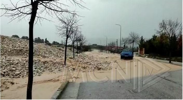 Përroi i Çullos në Gjirokastër del nga shtrati, bllokohet unaza e qytetit