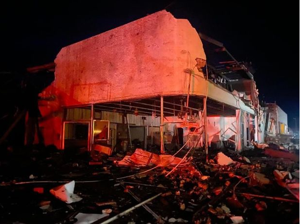 Tornadot godasin SHBA-në, dyshohet për 50 viktima