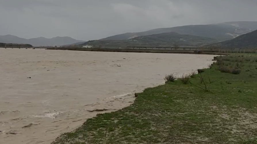 Moti i keq në vend/ Rriten kuotat në lumin Vjosë, probleme me energjinë në Gjirokastër (Video)