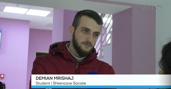 Peticion për heqjen e tarifës së listës së notave/ Studentët: 900 firma dorëzuam tek “Shkencat Sociale” (VIDEO)