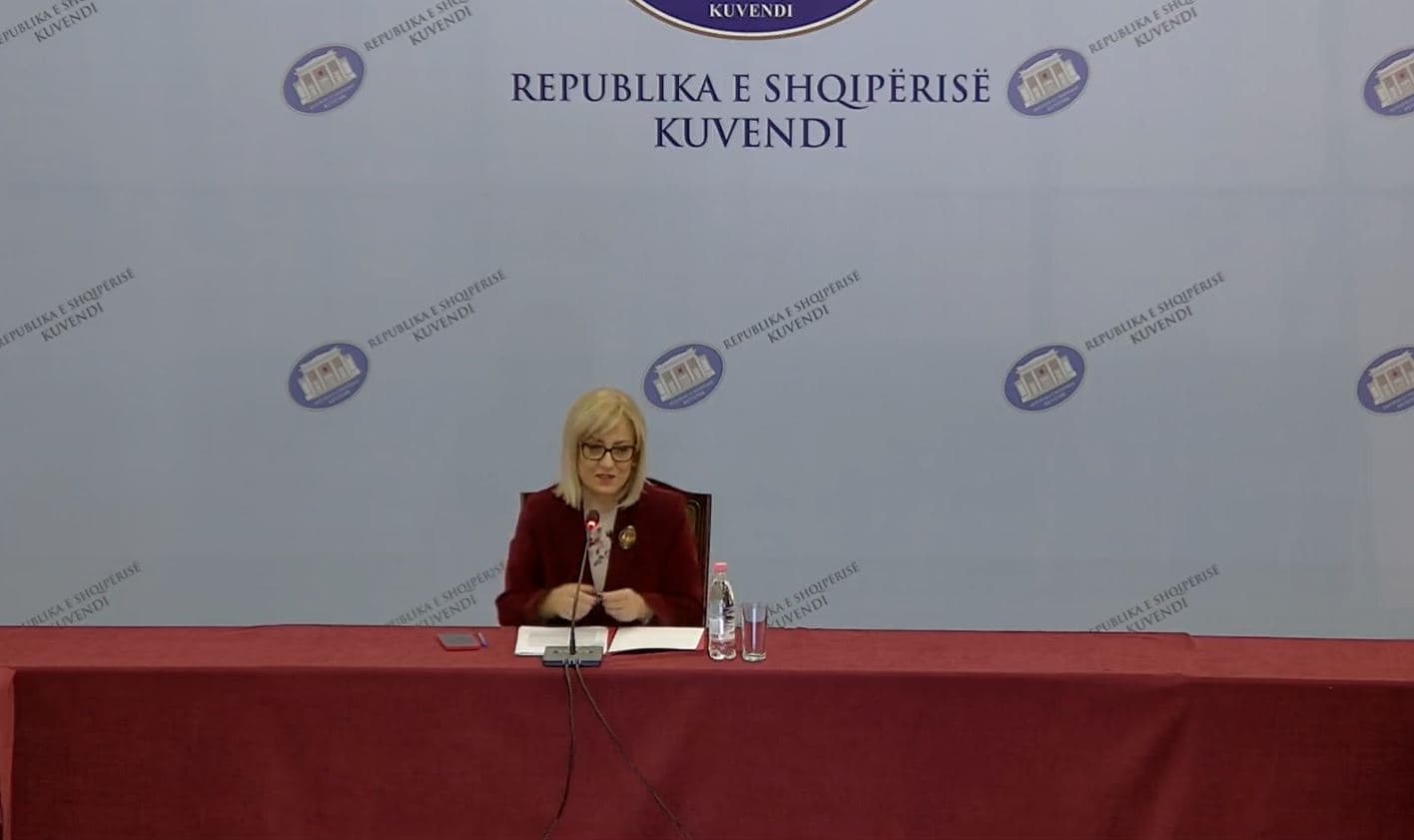  Çela uroi Festën e Pavarësisë me portretin e ish-diktatorit Hoxha/ Nikolla: Sjellja e deputetit e pa pranueshme, do të shqyrtohet