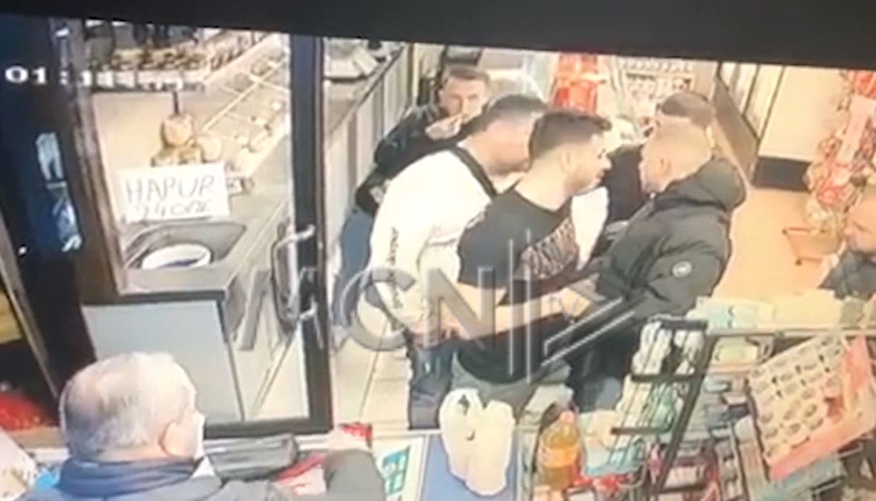 Video/ Sherri nisi te kasa, dalin pamjet e vrasjes së 29-vjeçarit në market
