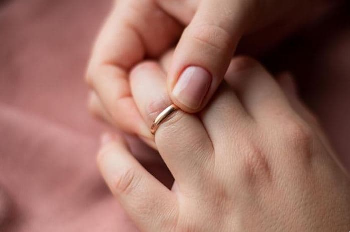 Nëse e vëreni këtë shenjë në gishtat tuaj, bëni mirë të kontrolloni veshkat