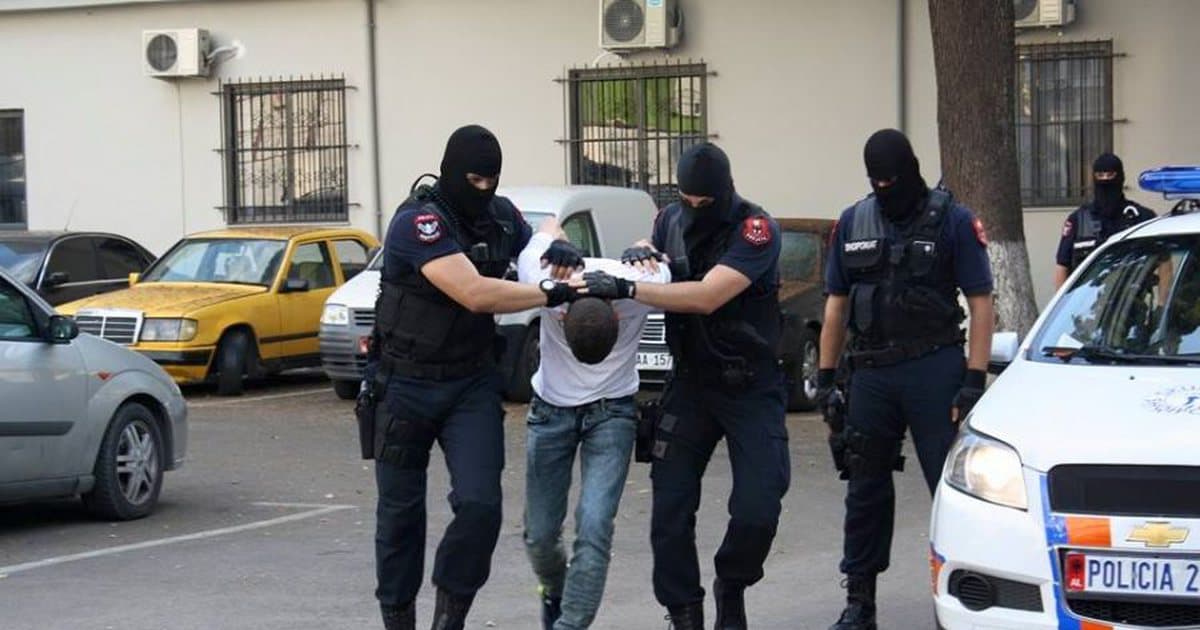 Vidhnin shkollat në Cërrik, arrestohen 4 të mitur