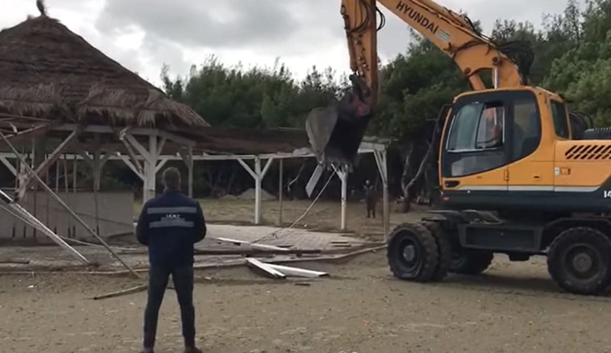Vijon aksioni i IKMT te Pylli i Sodës në Vlorë, deri tani 30 objekte të shembura (VIDEO)