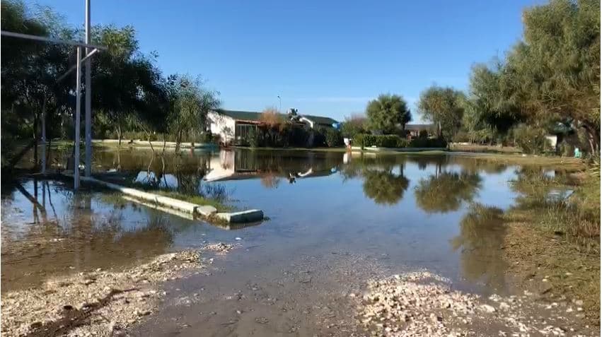 Video/ Vlora ende nën ‘pushtetin’ e ujit, rrugët e bllokuara, asnjë masë e marrë