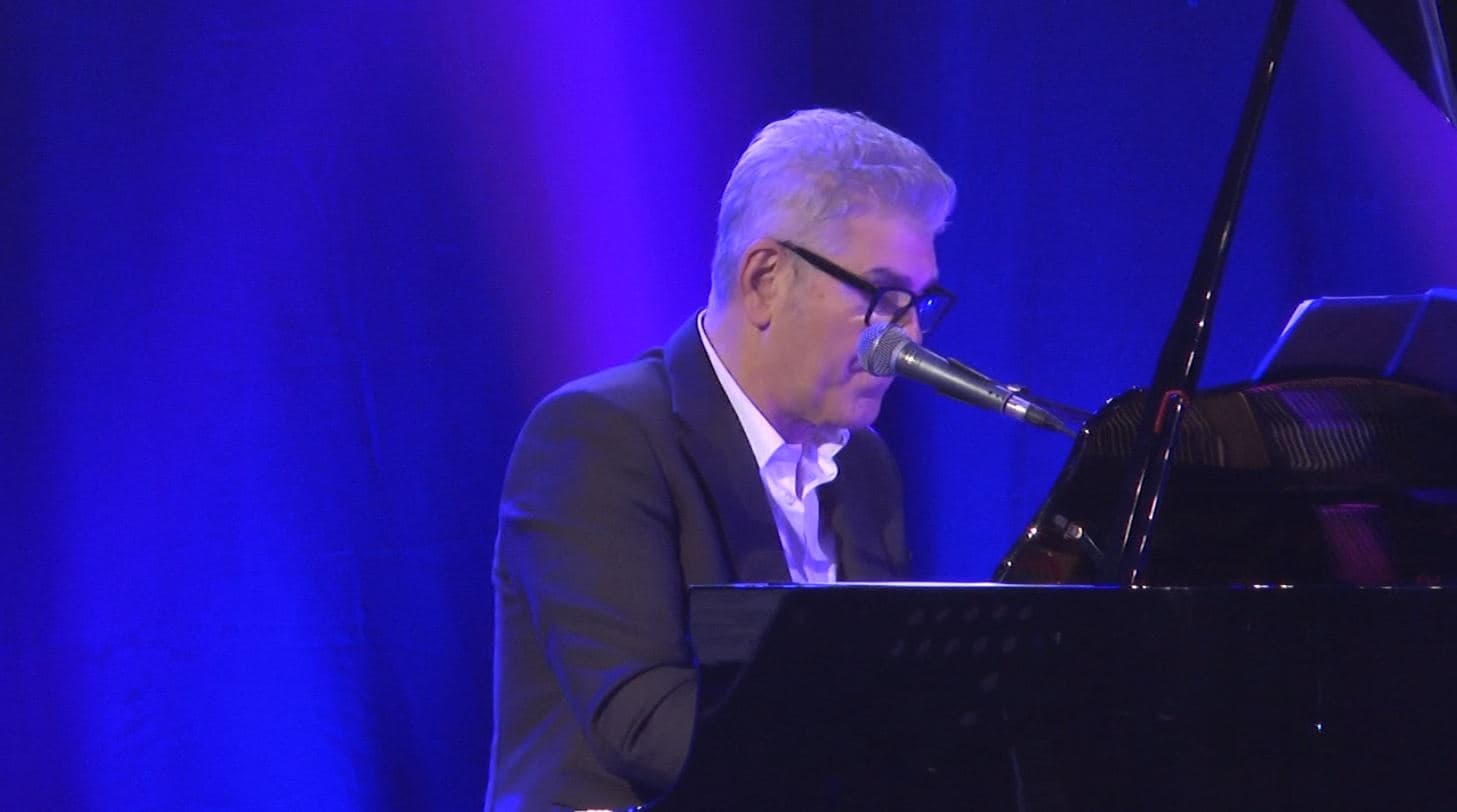 Video/ Michele Zarrillo koncert në Vlorë, këngëtari italian elektrizon publikun me hitet e tij