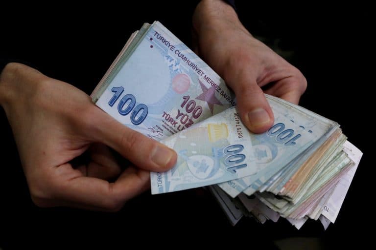 Lira turke bie pikiatë, Banka Qendrore ul për herë të katërt normën e interesit