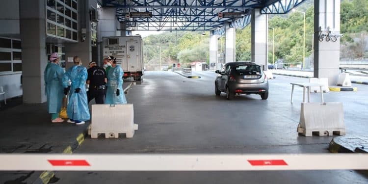 Greqia shtrëngon masat për festat, kufijtë për shqiptarët i lë të hapur