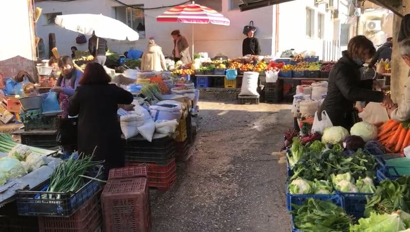 “Çmimet e shtrenjta”, qytetarët ‘braktisin’ tregun e fruta-perimeve në Vlorë