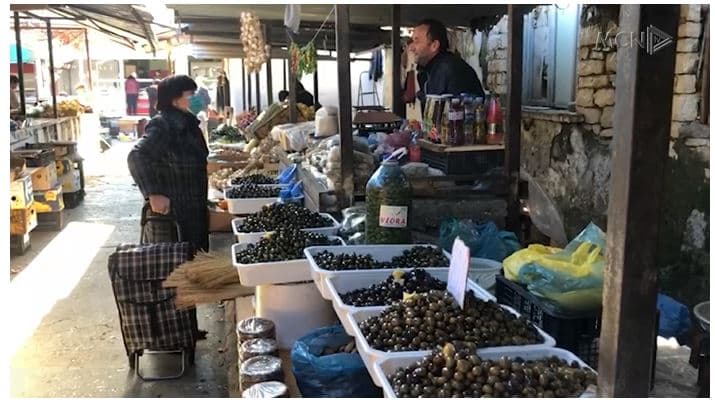 Qytetarët "braktisin" tregun e Vlorës (VIDEO)