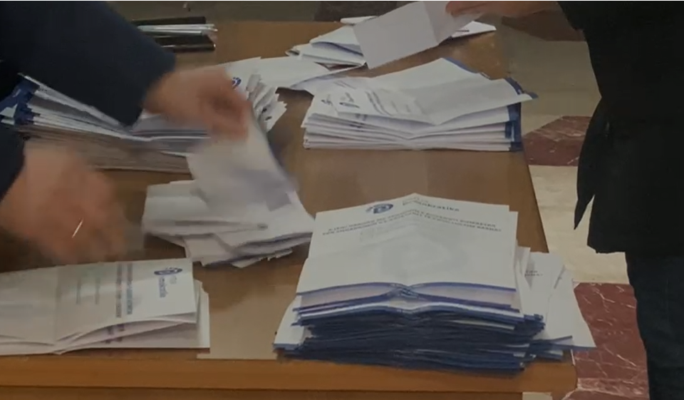 Numërohen votat për shkarkimin e Lulzim Bashës (Rezultatet)