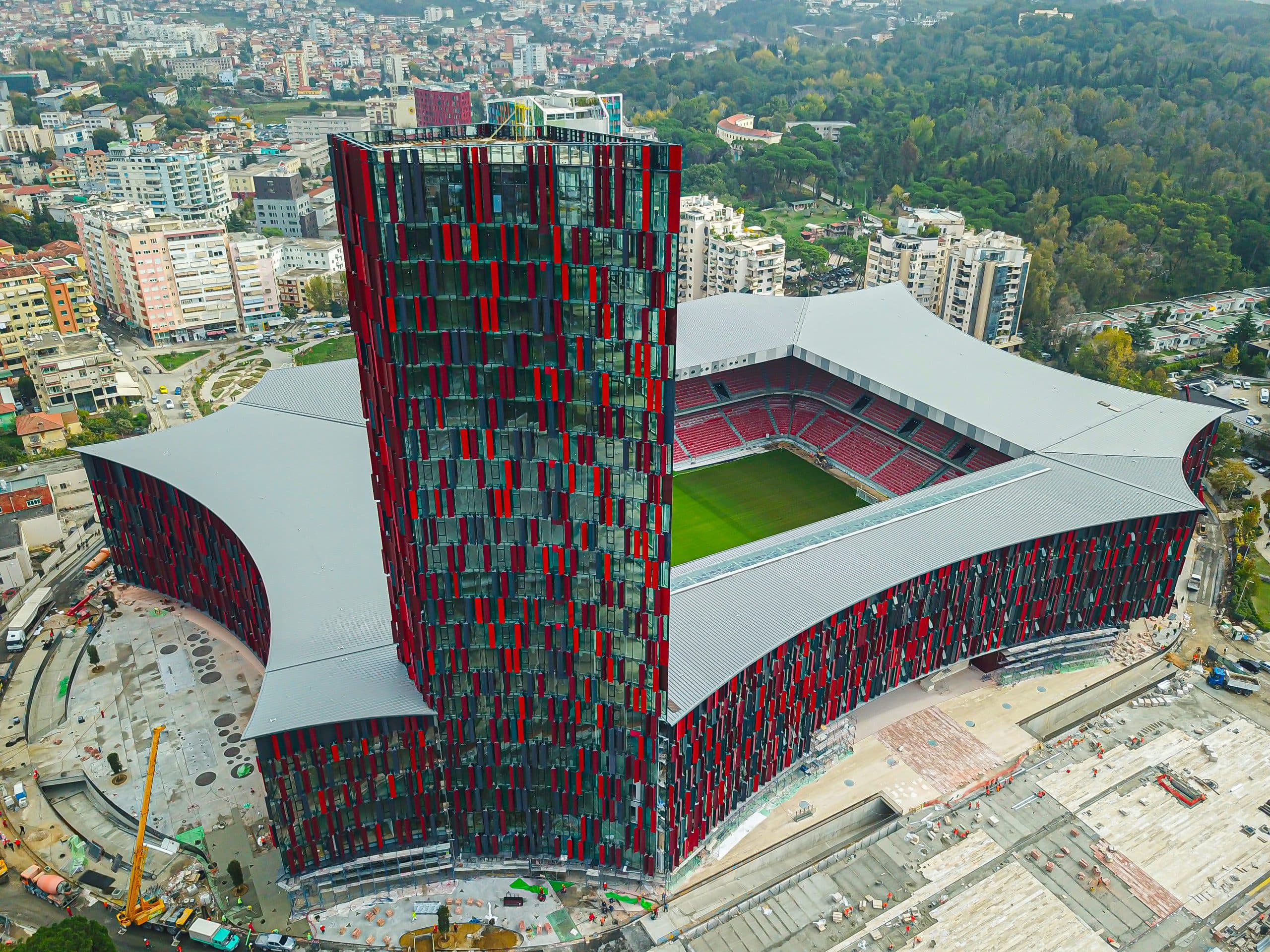 Punonte te stadiumi “Air Albania”, bie nga larrtësia 40-vjeçari