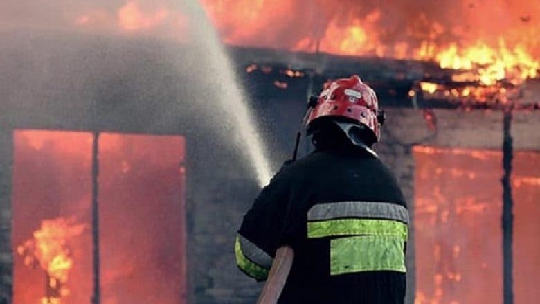 Zjarr në një banesë në Kolonjë, ndërron jetë një person i paralizuar