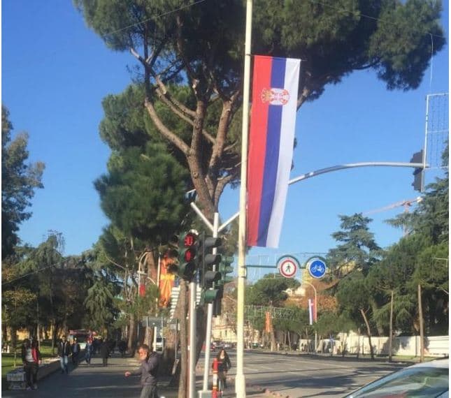 Open Balkan/ Tirana dekorohet me flamuj të Serbisë në pritje të Vuçiç