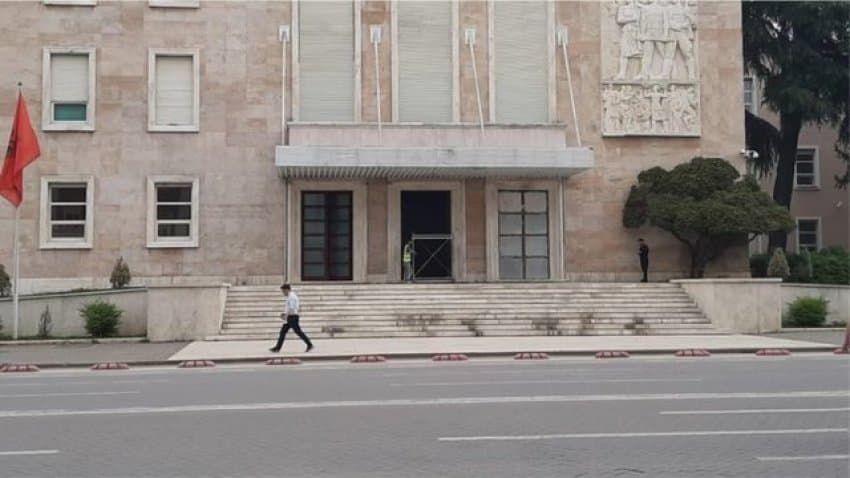Nuk ka shpërblim për administratën (VIDEO)