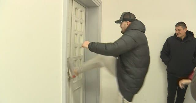 Kush është 36-vjeçari që shkelmoi derën në selinë e Partisë Demokratike