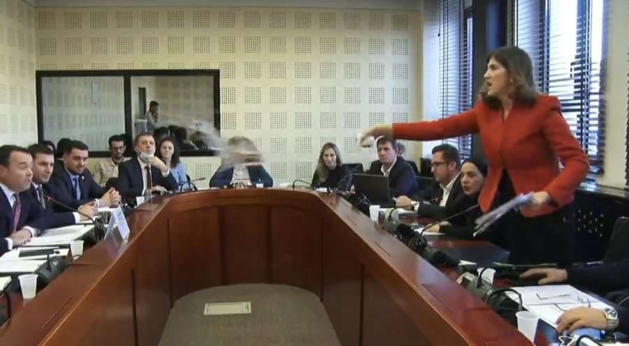     Debat në Komisionin e Bujqësisë në Kosovë/ Deputetja Musliu i hedh ujë në fytyrë ministrit Peci