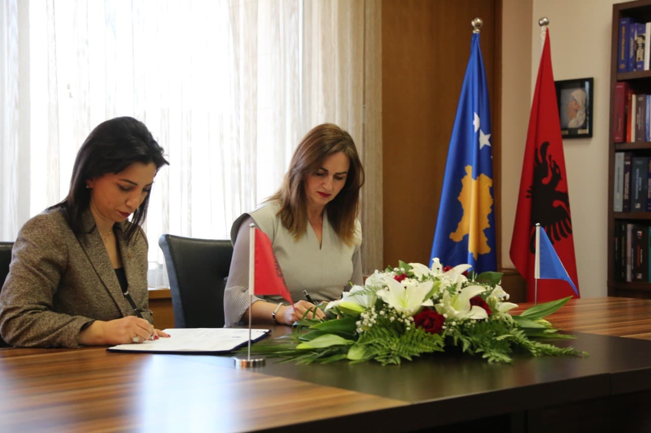 Nënshkruhet marrëveshja në Prishtinë/ Kosova e Shqipëria me abetare të përbashkët vitin e ardhshëm