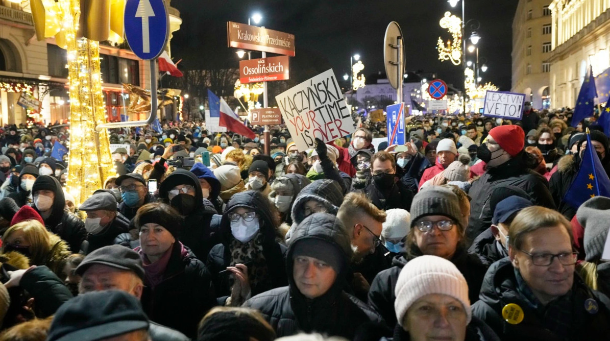 Polonia proteston në mbrojtje të lirisë së medias