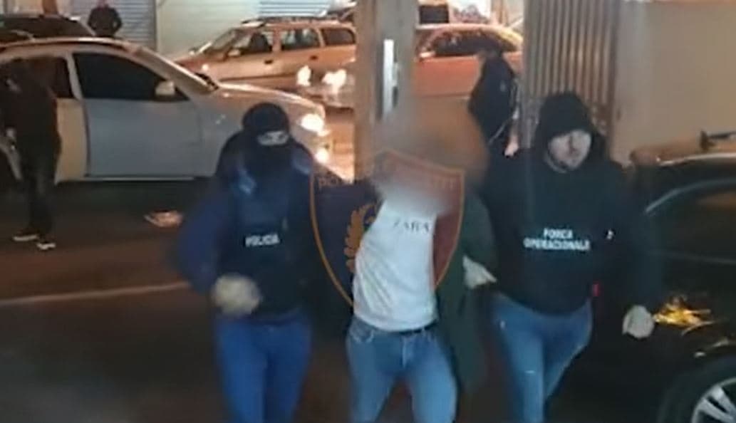 Fshehën 8.5 kg kanabis në arka bananesh, arrestohen 2 persona në Durrës