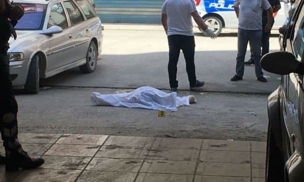 E moshuara hidhet nga kati i tretë i pallatit, ndërron jetë