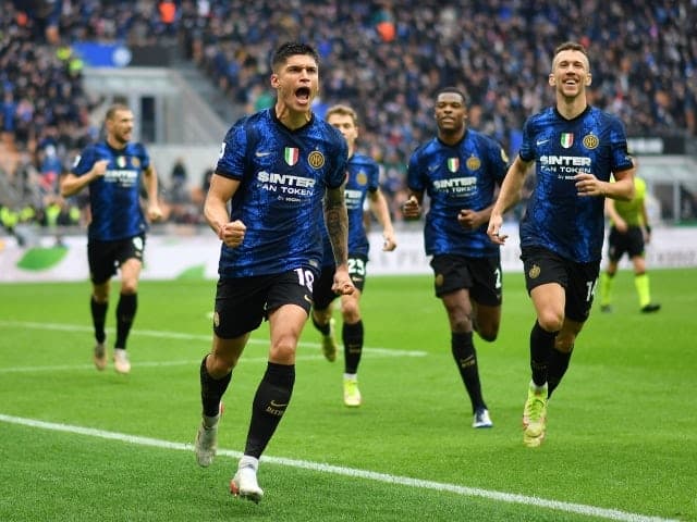 Interi i hap derën tre lojtarëve
