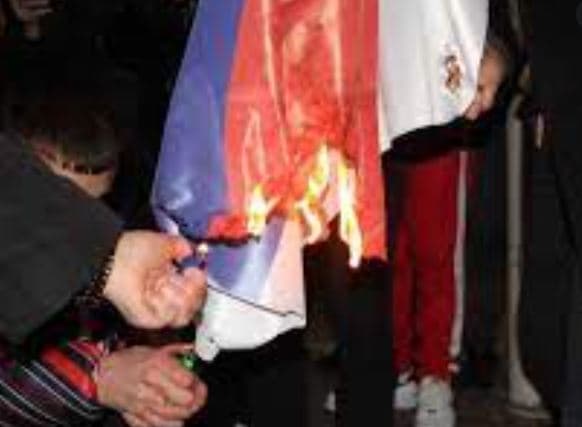 Dogjën flamujt e Serbisë në Bulevard, Gjykata liron dy të akuzuarit