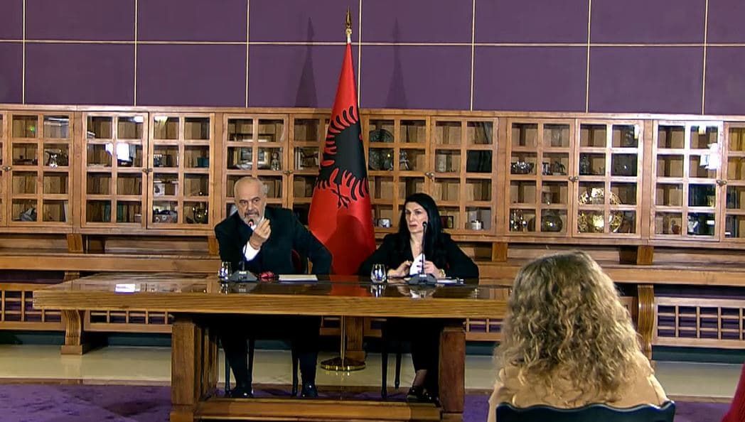 Publikimi i pagave/ A do ta japë dorëheqjen drejtoresha e AKSHI-t? (VIDEO)