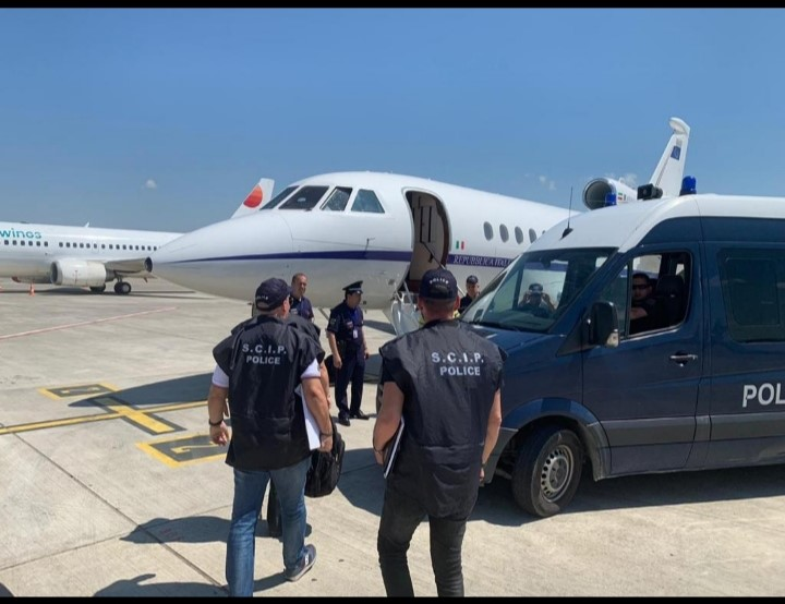     Ishte shpallur në kërkim ndërkombëtar/ Arrestohet 43-vjeçari në Durrës