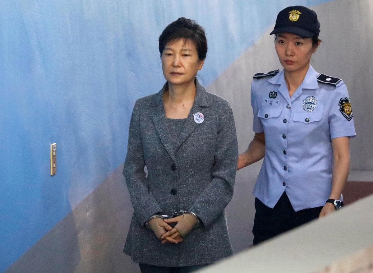 Koreja e Jugut fal ish-presidenten e burgosur Park Geun-hye